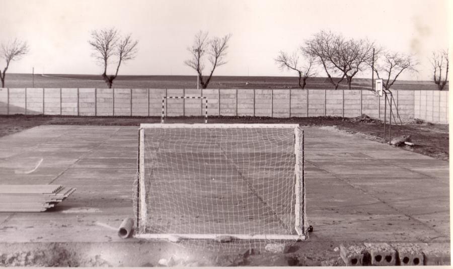 Las pistas polideportivas de Macotera en 1970