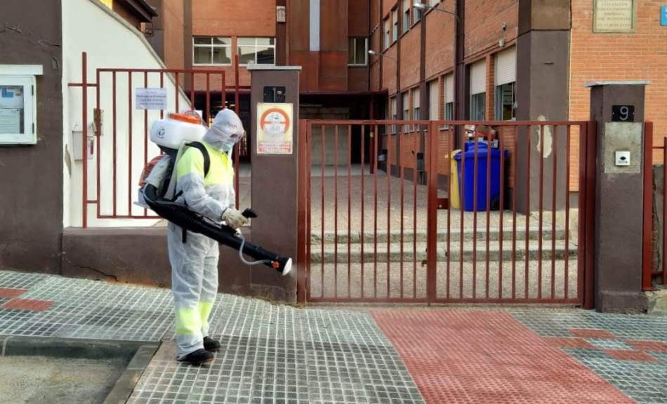 El Ayuntamiento refuerza la limpieza del exterior de los colegios  