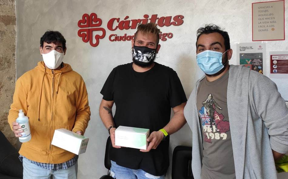 Foto 1 - Entregadas a Cáritas y Proyecto Hombre 500 mascarillas gracias a la gala Cómic-19  