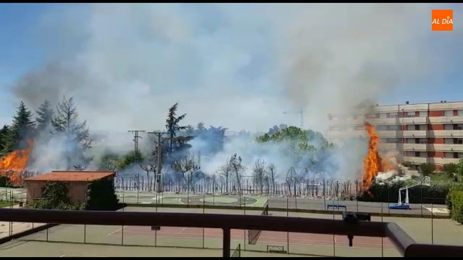 Foto 1 - Un incendio en el patio de una residencia causa alarma en Santa Marta de Tormes