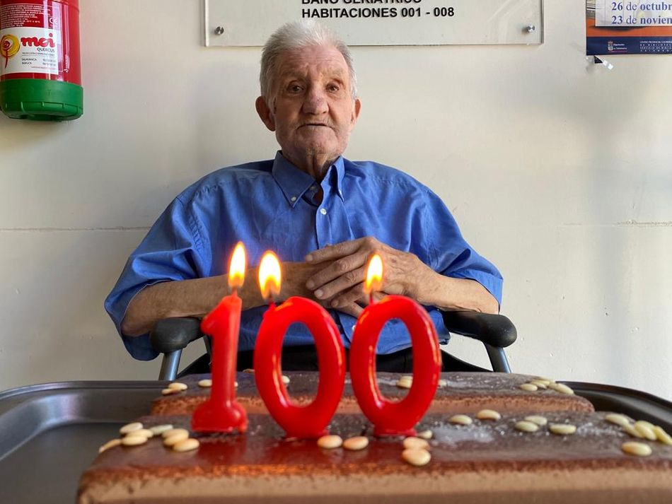 José García Lorenzo celebra en la residencia de mayores de Mieza su 100 cumpleaños