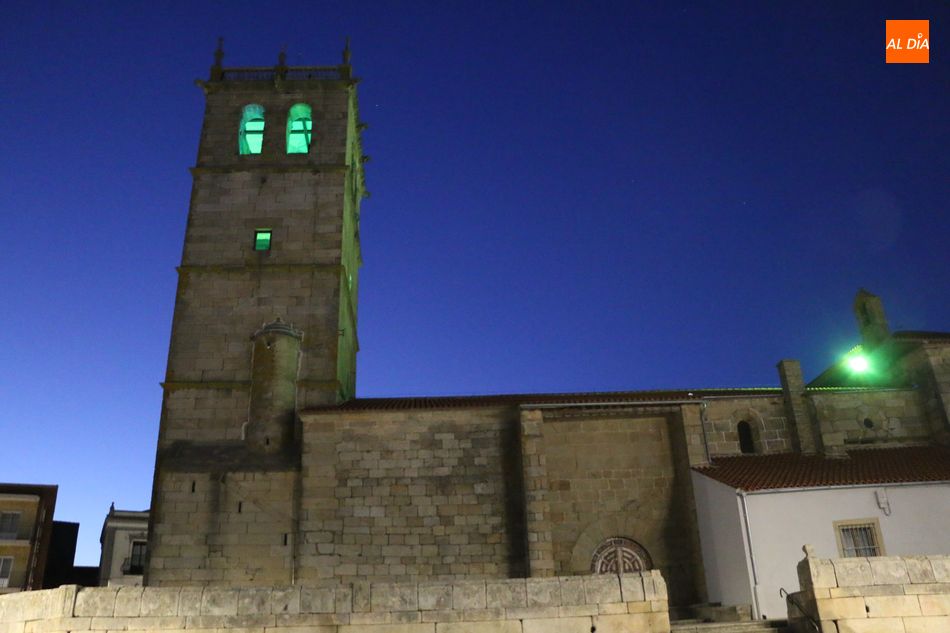 La torre de la iglesia de Vitigudino se ilumina en verde en apoyo a los enfermos de ELA  