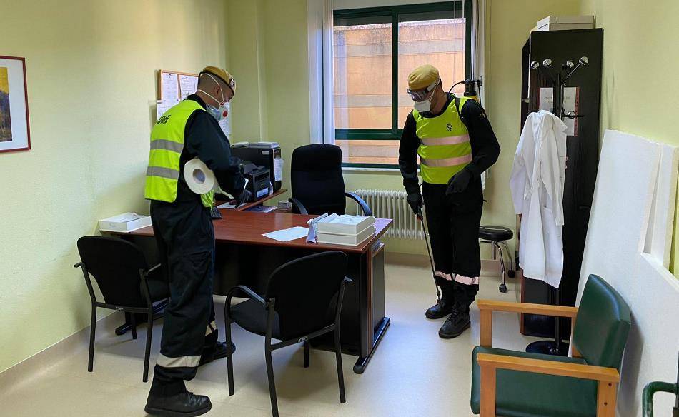 Personal de la UME desinfecta una residencia en Salamanca