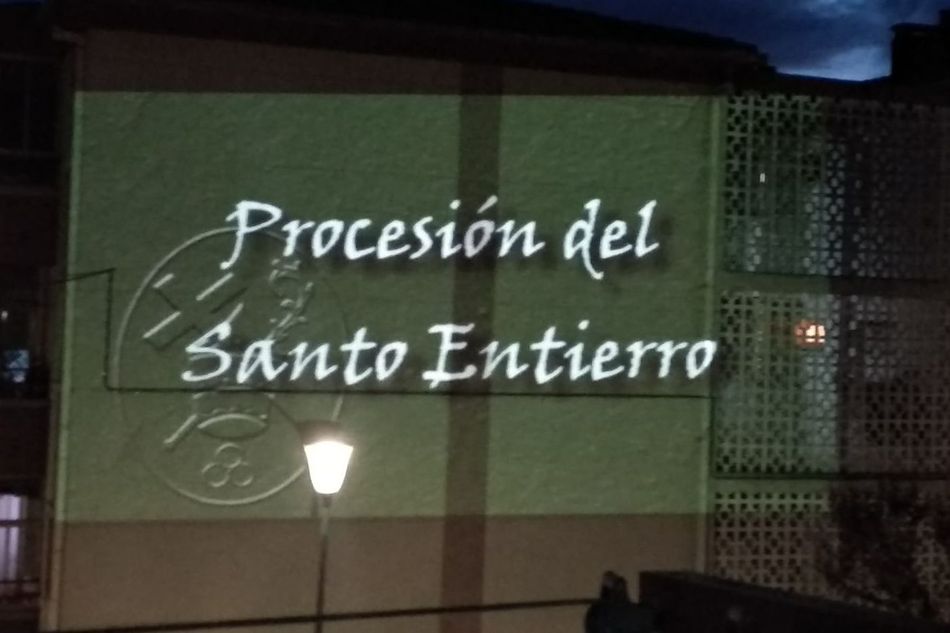 Foto 5 - Los vecinos de la prolongación de Santa Ana finalizan la proyección de vídeos  
