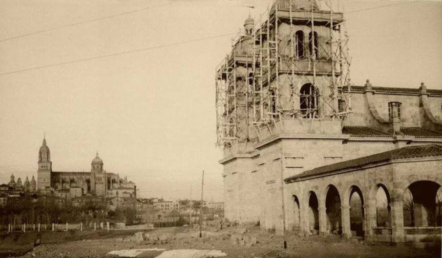 Foto 1 - La construcción de la nueva Iglesia del Arrabal a mediados del XX