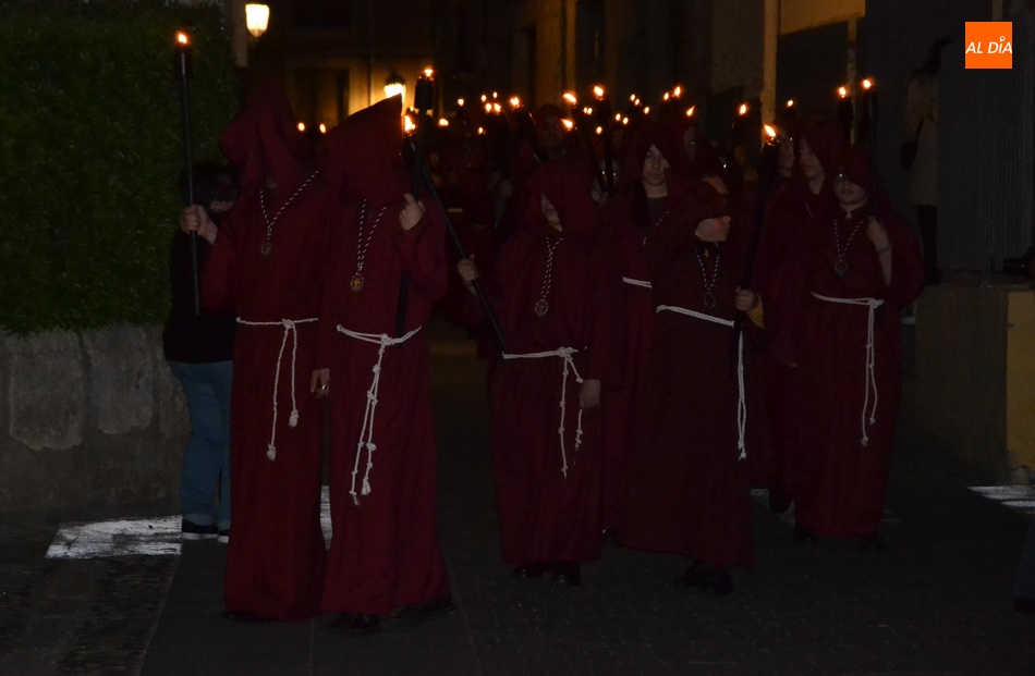 Foto 4 - Las Cinco Llagas de Cristo, la procesión más joven y diferente de la Semana Santa Mirobrigense  