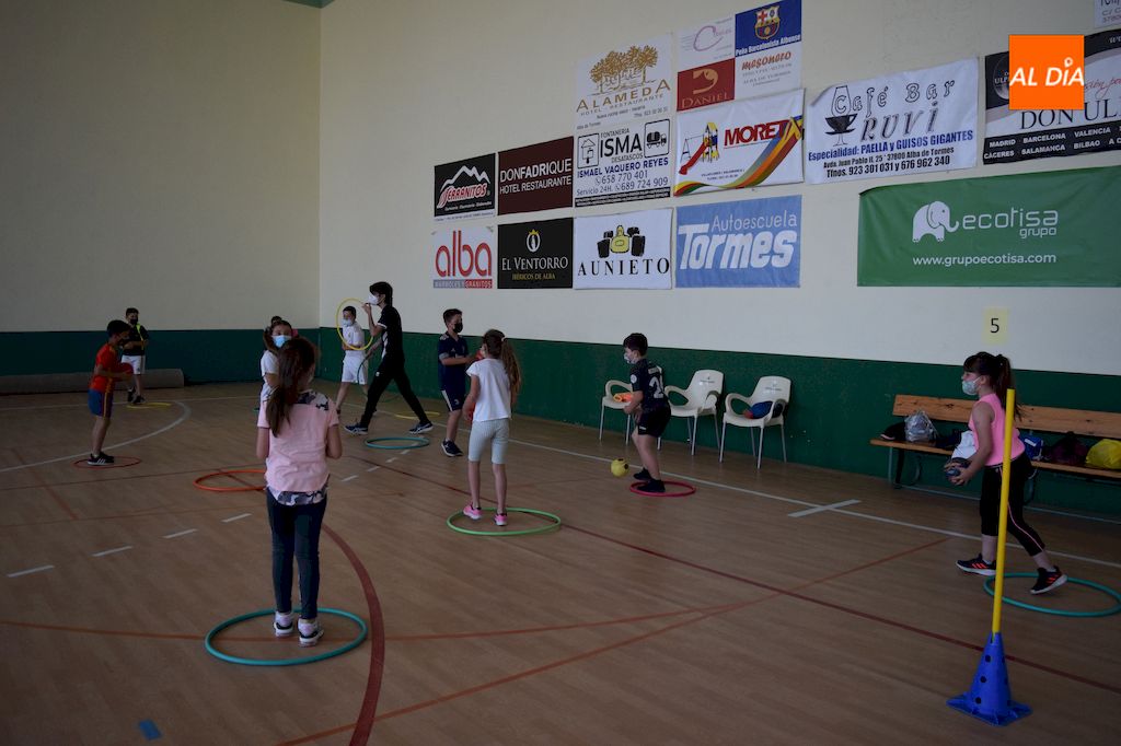 Foto 6 - Más de sesenta niños y niñas participan en la jornada de balonmano impartida por el Club...