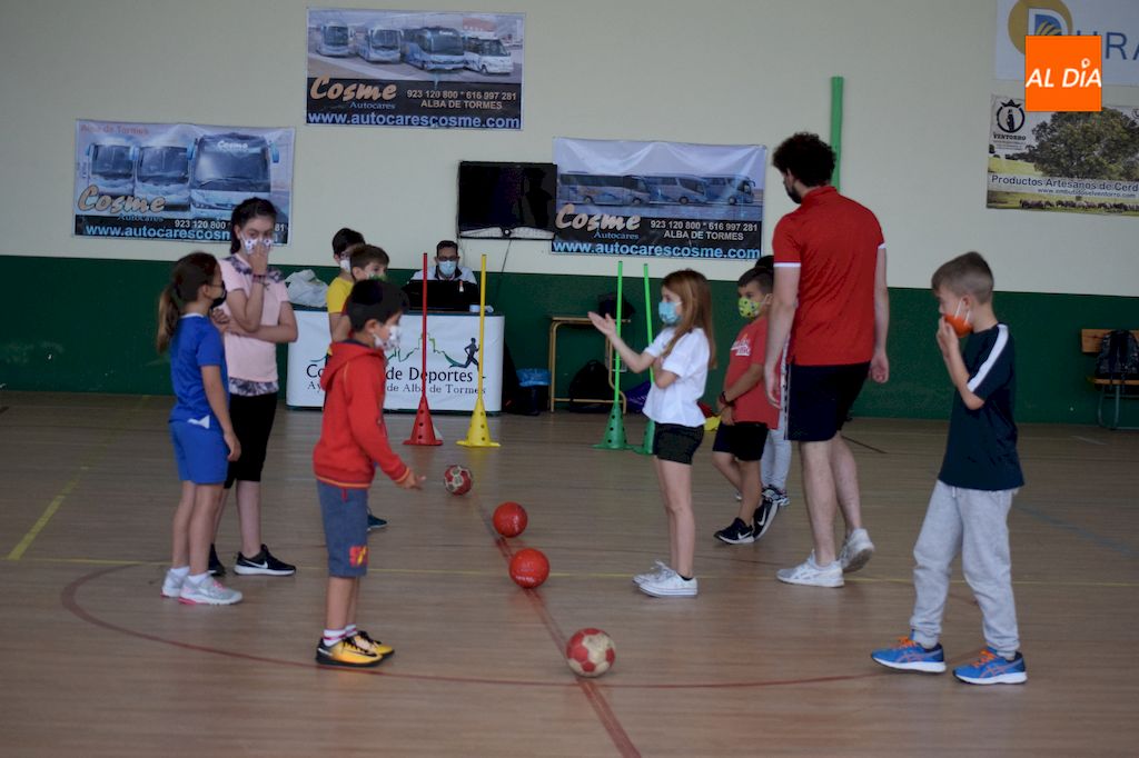 Foto 5 - Más de sesenta niños y niñas participan en la jornada de balonmano impartida por el Club...