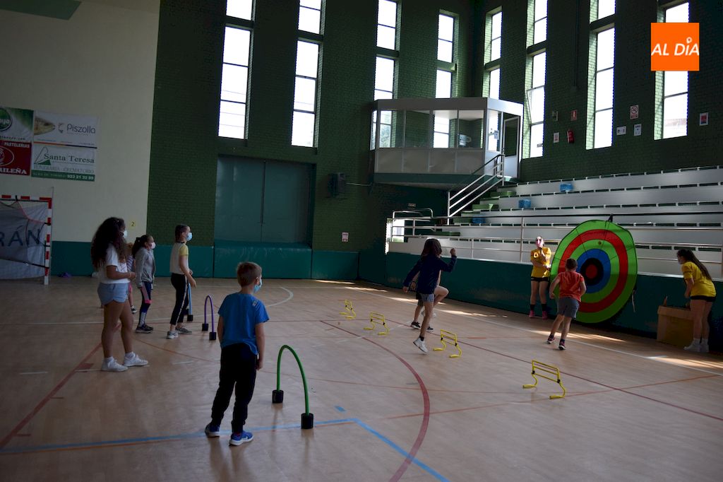 Foto 4 - Más de sesenta niños y niñas participan en la jornada de balonmano impartida por el Club...