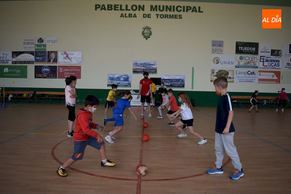 Niños y niñas realizan una de las actividades en la jornada deportiva de balonmano / Pedro Zaballos