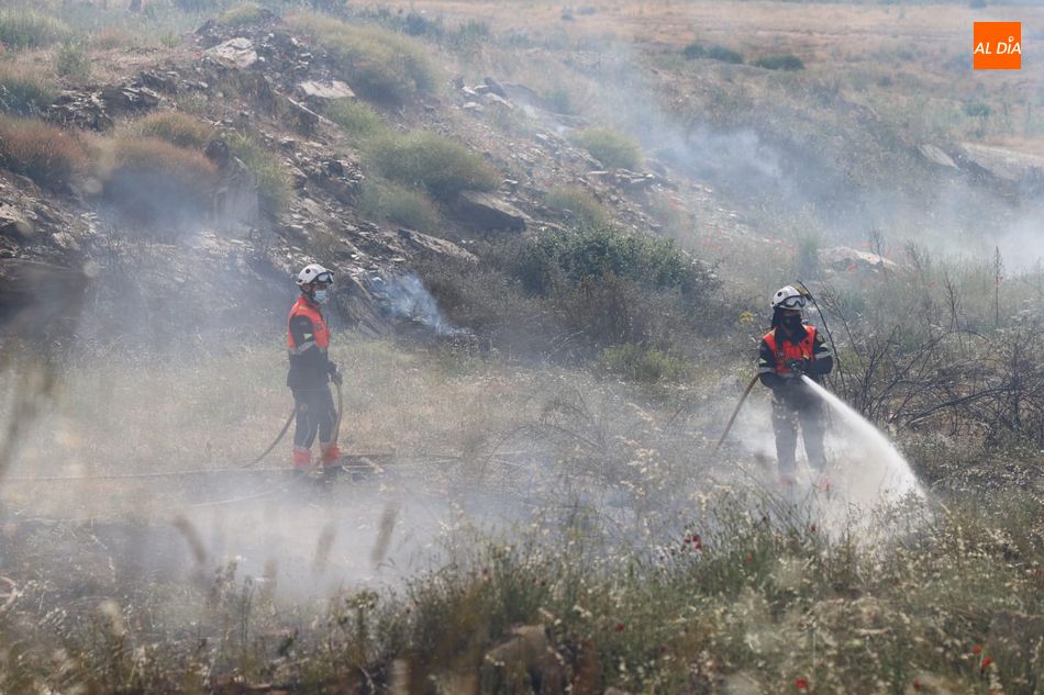 Foto 2 - Los bomberos sofocan un incendio en la trasera del cementerio de Salamanca