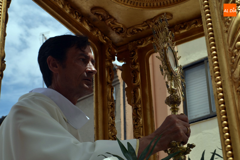 El parroco, Lauren Sevillano, portando la reliquia que encabeza la festividad del Corpus en Peñaranda. Archivo