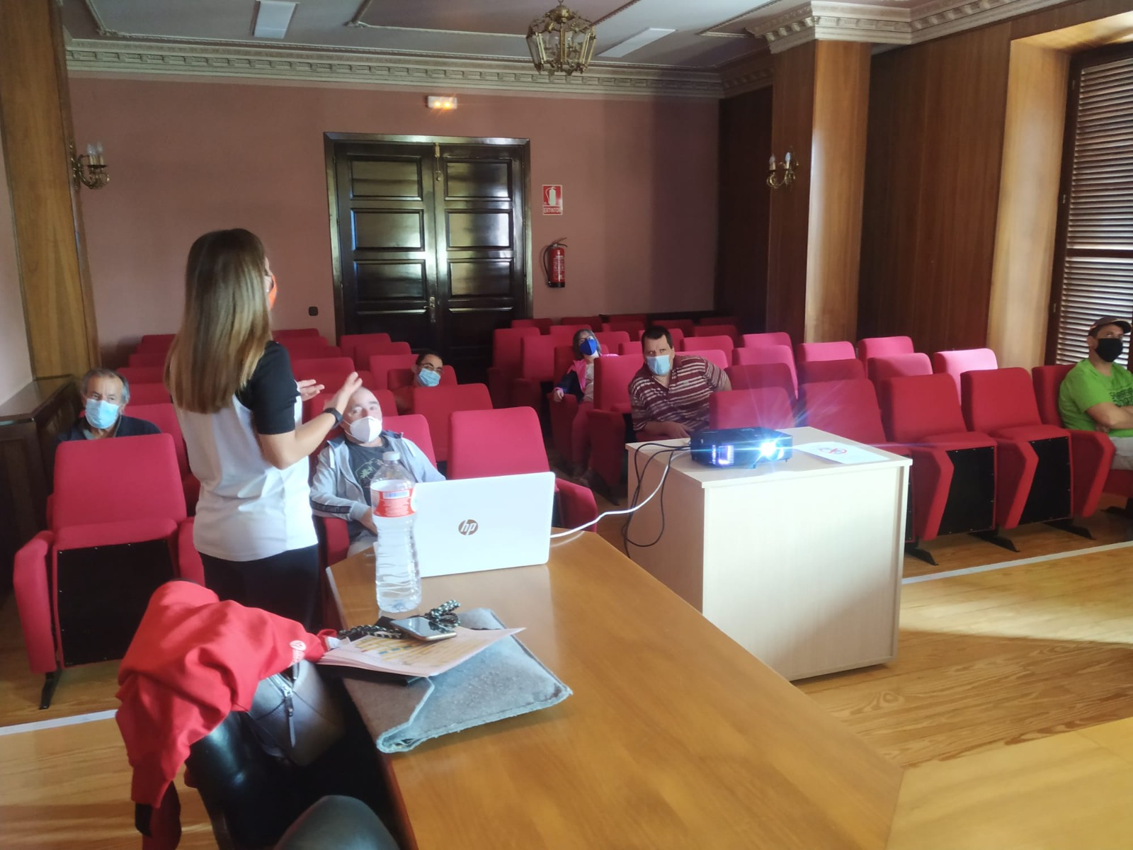 Alumnos del Centro Ocupacional Reina Sofía atienden a una explicación