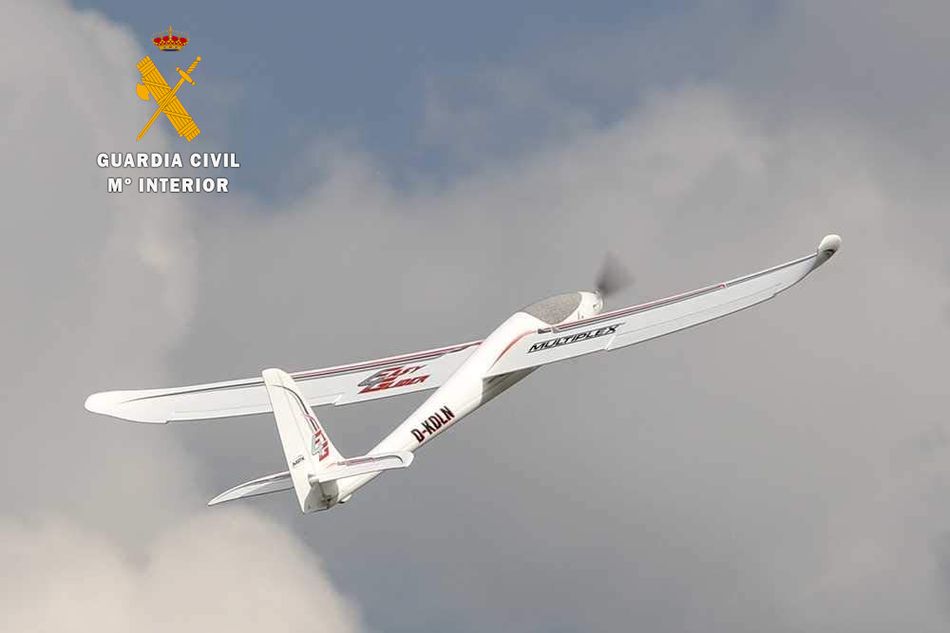 Aeronave tripulada remotamente (RPA) de ala fija, sobrevolando la zona restringida del aeropuerto de Matacán