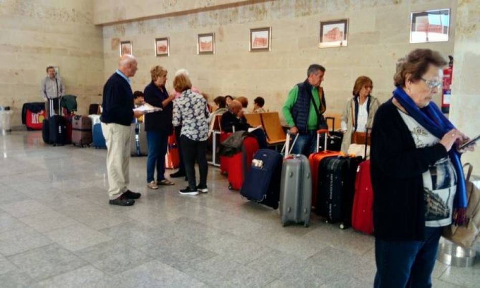 Viajeros en el aeropuerto de Matacán, en una foto de archivo anterior a la pandemia