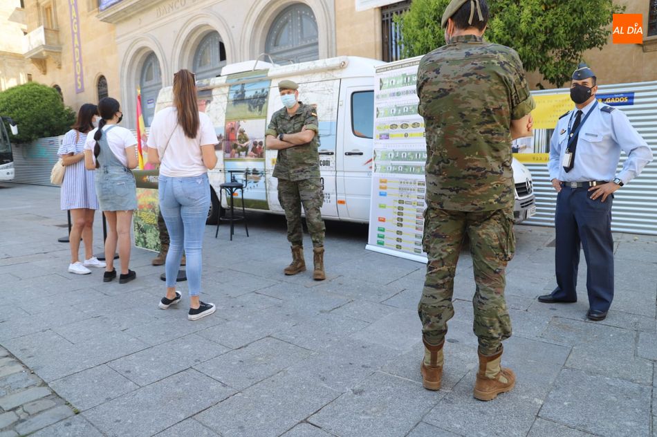 Foto 3 - El Ejército informa en Los Bandos sobre el proceso de selección para el ingreso en las Fuerzas...