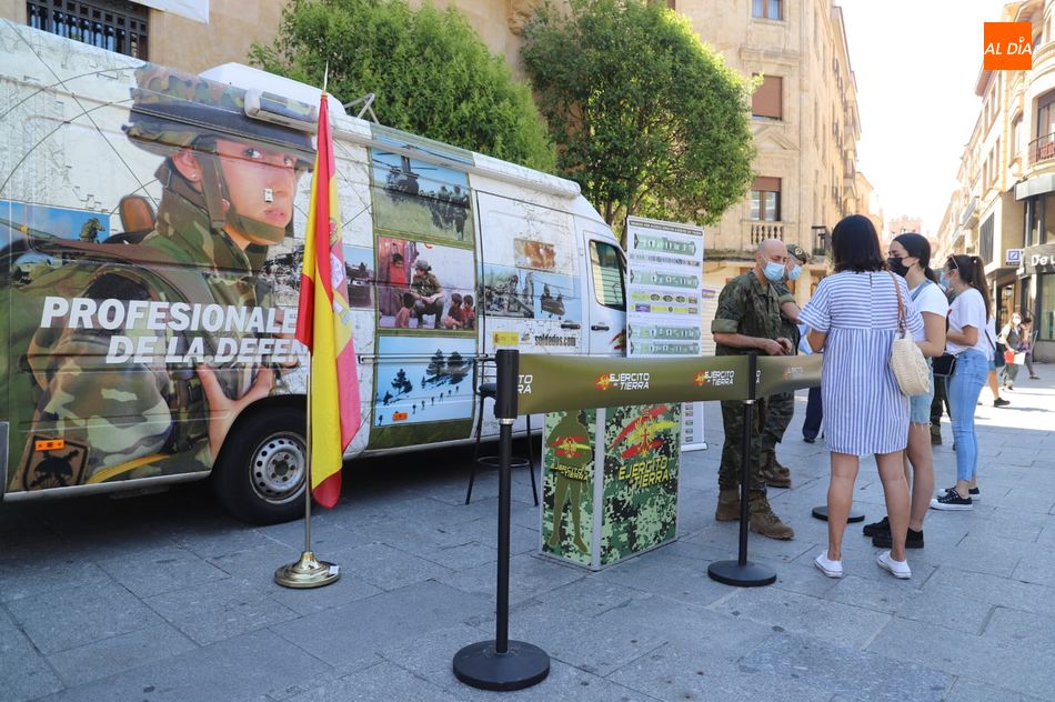 Punto de información del Ejército en la plaza de los Bandos. Foto de Lydia González