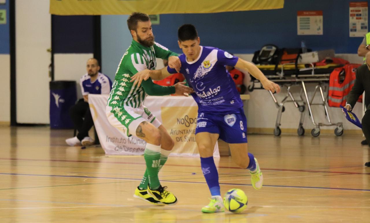 Chus, del Manzanares FS, y Víctor Arévalo, del Real Betis Futsal, pugnan por el balón. Foto: LNFS
