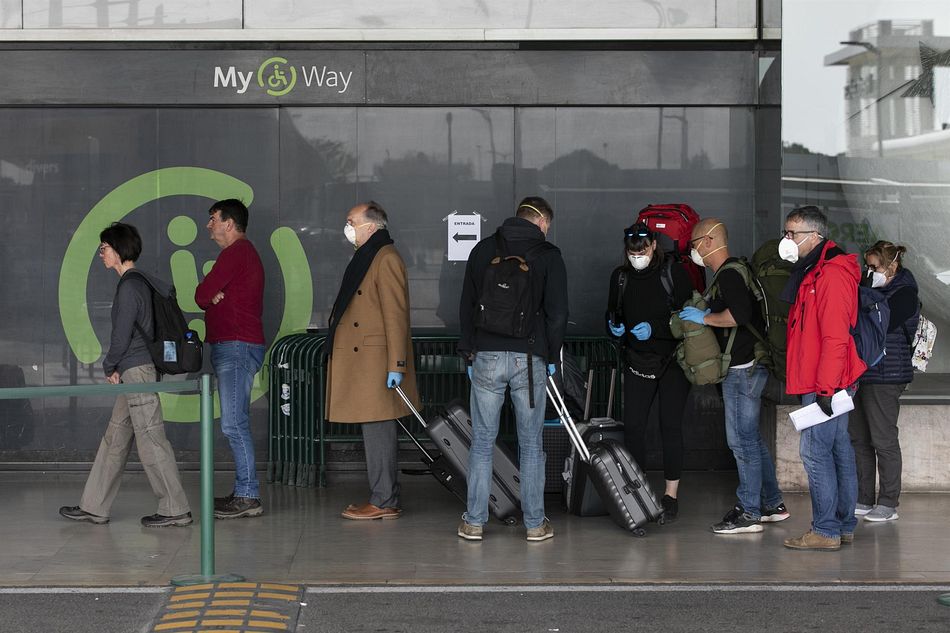 Personas con mascarillas en un aeropuerto en Lisboa - Hugo Amaral/SOPA Images via ZUMA / DPA