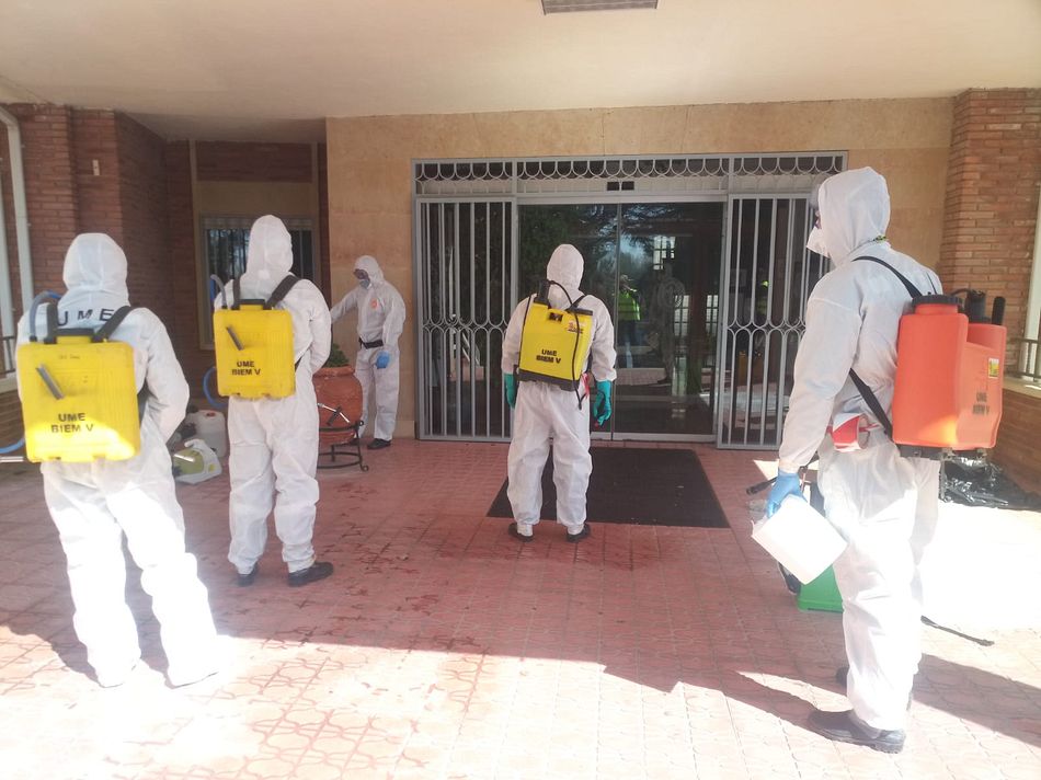Efectivos de la UME trabajando en tareas de desinfección en Santa Marta de Tormes