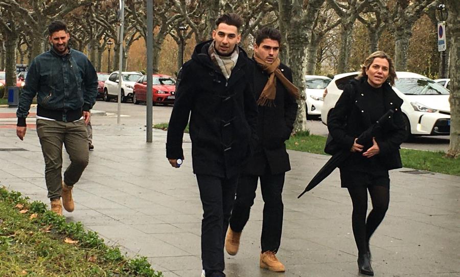 Llegada de los exjugadores de la Arandina CF a la Audiencia de Burgos. Foto archivo EP