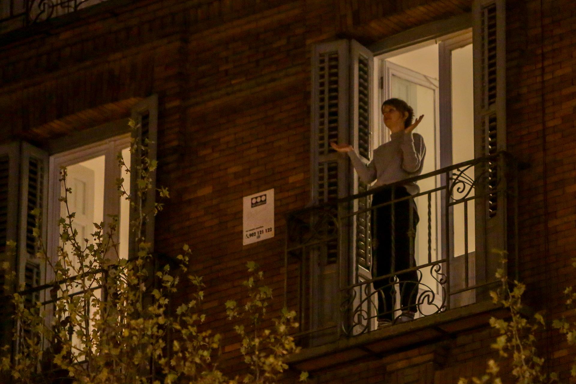 Una mujer aplaude desde su balcón por la labor que están realizando los sanitarios ante la crisis de contagios por el coronavirus, en Madrid (España), a 17 de marzo de 2020 / EP