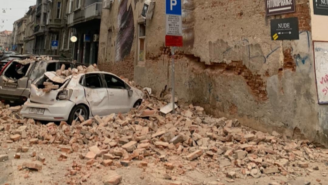 El fuerte terremoto sacudió la capital croata / Twitter @anacasey17)