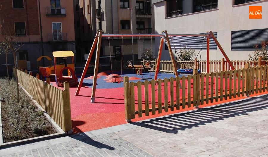 Foto 6 - Nueva zona verde y de juegos infantiles en el entorno del Centro de Convivencia Victoria Adrados
