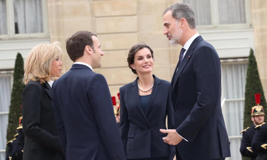 Los Reyes Felipe VI (1d) y Letizia (2d), y el presidente de Francia, Emmanuel Macron (2i), y su esposa, Brigitte Macron (1i), en París. Foto de la Casa de S.M. el Rey