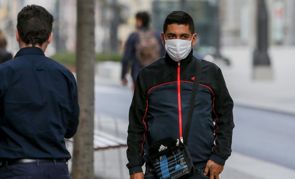 Un hombre lleva mascarilla para protegerse del coronavirus en una calle de Madrid | Europa Press