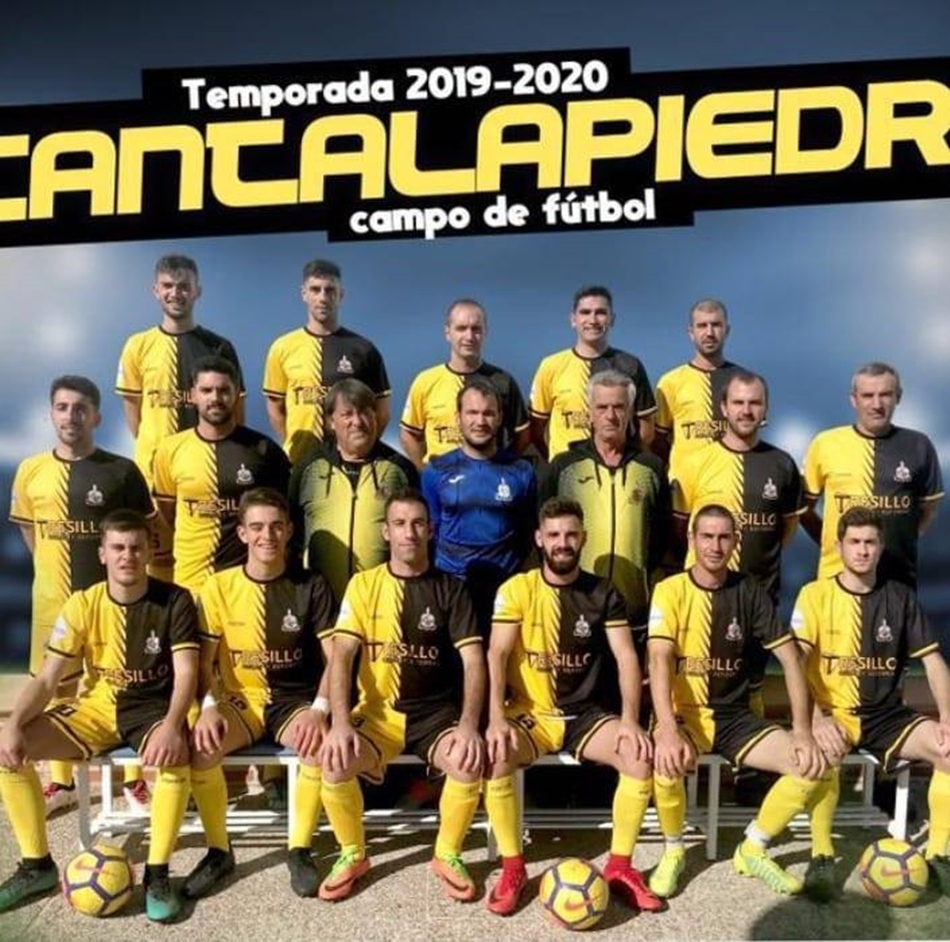 Foto de familia de los programas oficiales del equipo de fútbol de Cantalapiedra