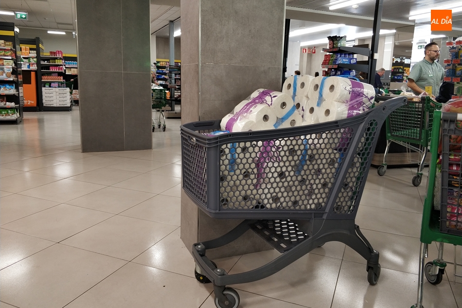 Carrito lleno con rollos de papel higiénico en un supermercado de la ciudad. Foto: Lydia González