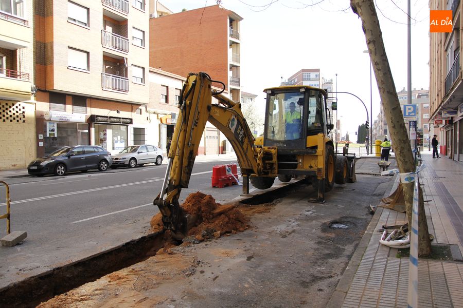 Obras para la renovación de tuberías en la avenida de Comuneros. Foto de Íñigo Palacios