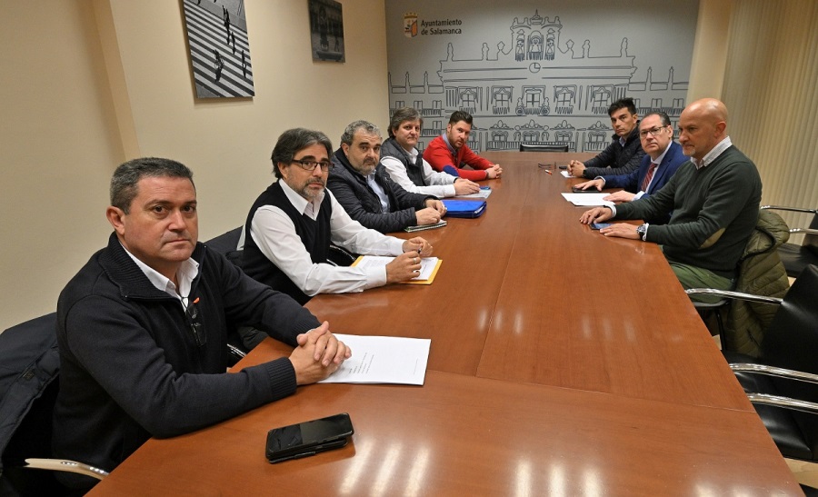Reunión de representantes de los taxistas con el concejal de Tráfico, Fernando Carabias, acompañado por miembros de la Policía Local