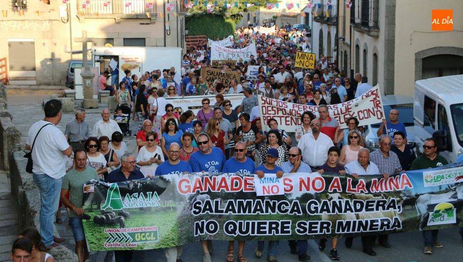 Manifestación en Villavieja de Yeltes contra la extracción de uranio en el Campo Charro / CORRAL