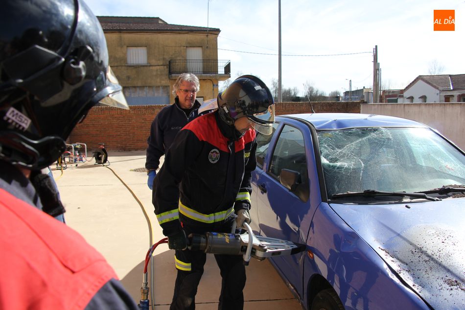 Foto 6 - Los bomberos de Vitigudino realizan una clase práctica del uso de herramientas de excarcelación  