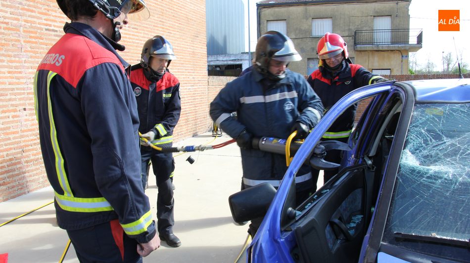 Foto 5 - Los bomberos de Vitigudino realizan una clase práctica del uso de herramientas de excarcelación  