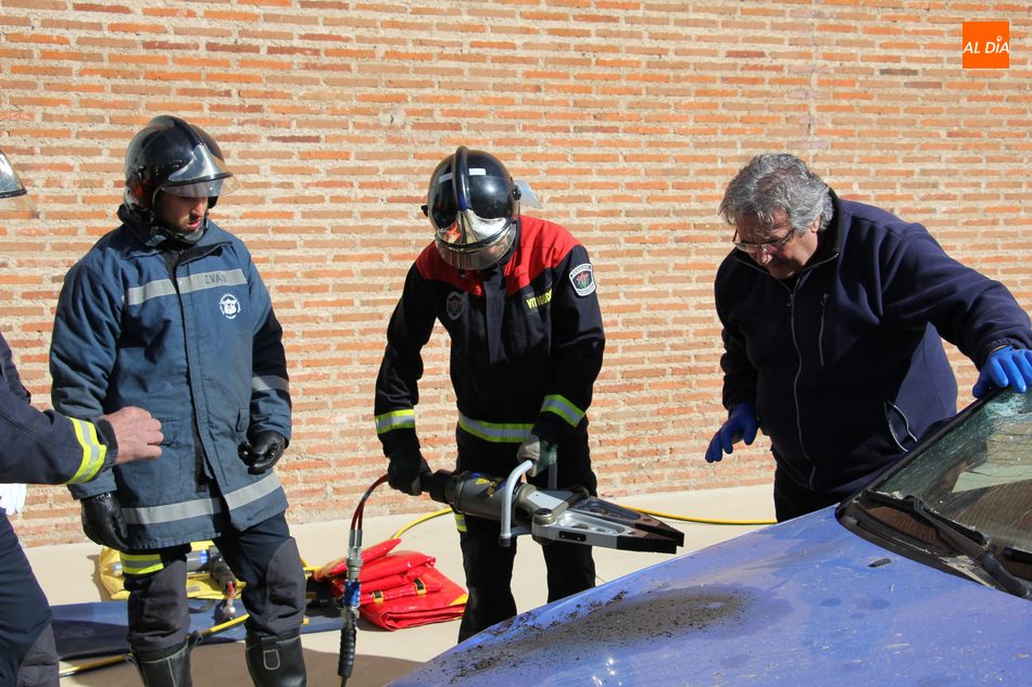 Foto 3 - Los bomberos de Vitigudino realizan una clase práctica del uso de herramientas de excarcelación  