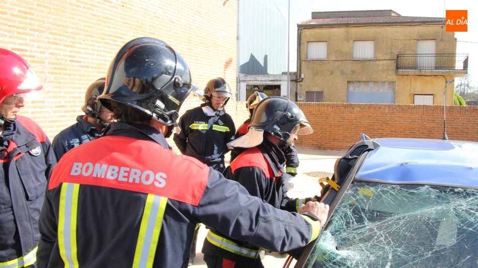 Foto 2 - Los bomberos de Vitigudino realizan una clase práctica del uso de herramientas de excarcelación  