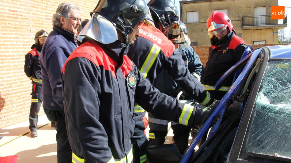 Los bomberos de Vitigudino realizan una clase pr&aacute;ctica del uso de herramientas de excarcelaci&oacute;n 