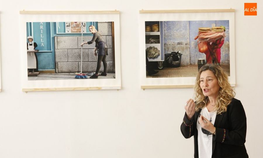 La fotógrafa salmantina Raquel Barbero Hernández, en la inauguración de esta exposición. Foto de Íñigo Palcios