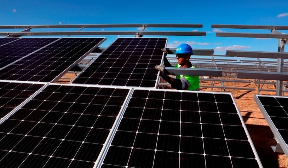 Foto 1 - Los propietarios de los terrenos donde Iberdrola quiere montar una planta fotovoltaica, en pie de...