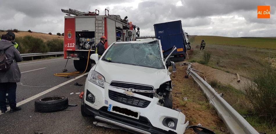 Foto 6 - Trasladan a Salamanca una mujer herida muy grave tras la colisión entre un camión y un turismo...