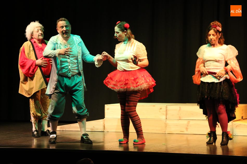 Foto 2 - Buen trabajo del grupo Desparpajo en la representación de ‘Don Gil de las calzas verdes’  