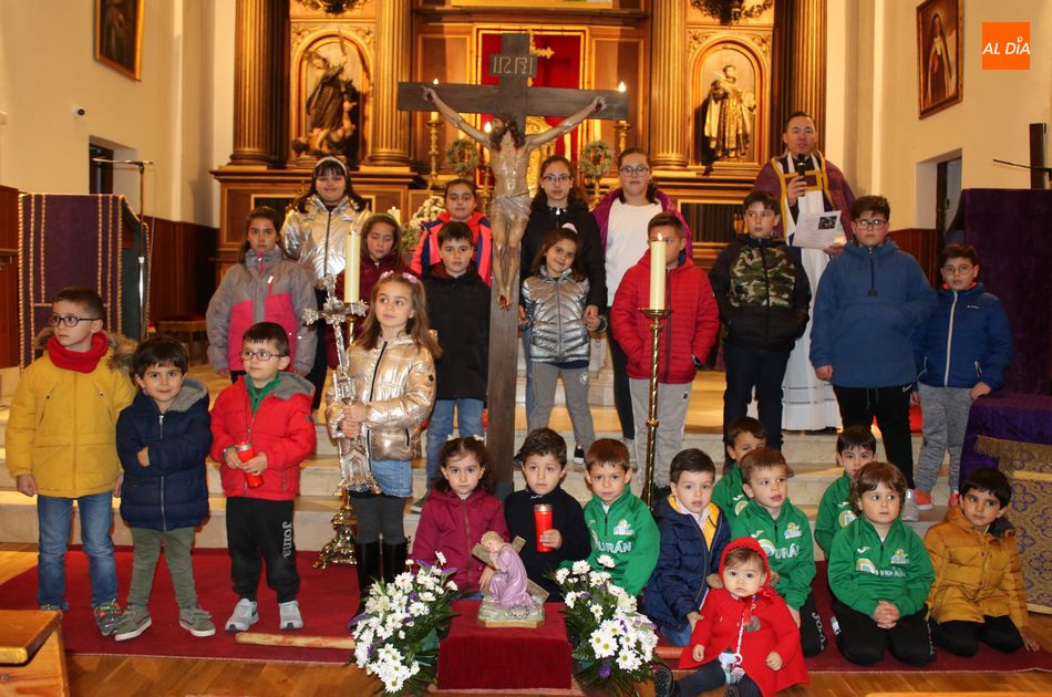 Niños y niñas participantes junto al Niño Jesús del Amor