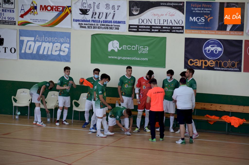 Los jugadores del Piensos Durán Albense reciben instrucciones antes de un partido / Pedro Zaballos