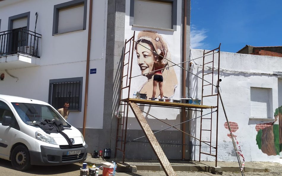 Foto 2 - Arranca en Pereña la quinta edición del certamen de pintura mural EnPereñarte  