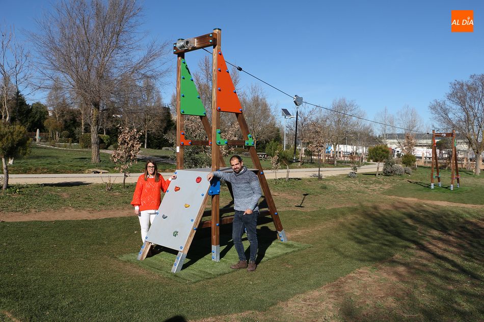 La concejal de Medio Ambiente, Laura Martín, y el concejal de Juventud, Carlos Arasa, junto a la nueva tirolina del parque de La Dehesa de Guijuelo