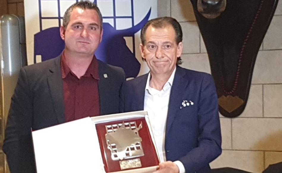 Julio García recogió el premio en el la tertulia que organiza la asociación El Toro de Madrid