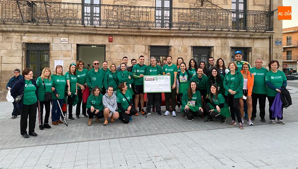 Vitigudino se viste de verde en apoyo a la Asociación ELACyL durante la V Carrera Urbana    